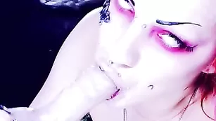 Рыжая дьяволица Alessa_666 обсасывает резиновый член