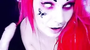 Рыжая дьяволица Alessa_666 обсасывает резиновый член