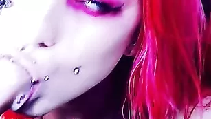 Рыжая дьяволица Alessa_666 обсасывает резиновый член