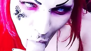 Рыжая дьяволица Alessa_666 обсасывает резиновый член