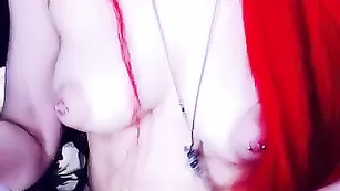 Рыжая дьяволица Alessa_666 обсасывает резиновый член