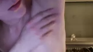 Шальная сучка Xsophiesweetx разминает сисяндры