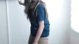 Худая путана Sexyaliceskay теребит волосатую пизду