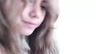 Худая путана Sexyaliceskay теребит волосатую пизду