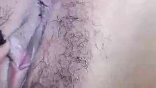 Худая путана Sexyaliceskay теребит волосатую пизду