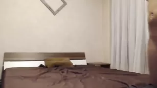 Симпатичная сука Onixxx_onixxx возбуждает огромной попой