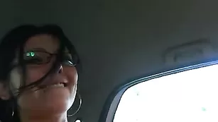 Сучка в очках Kinky_loveer раздевается в машине