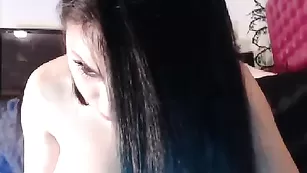 Темноволосая пассия Dayaanna нежно теребит пизду