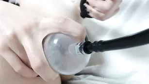 Восхитительная сучка J_a_i_n_a трахает пизду специальным прибором