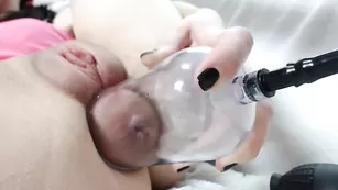 Восхитительная сучка J_a_i_n_a трахает пизду специальным прибором