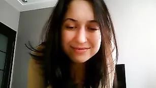 Аппетитная шалава AmberHeart_69 эротично позирует голая