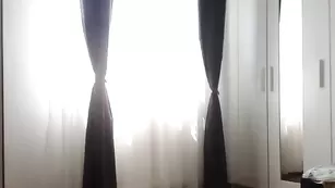 Сексуальна баба Krinna трахает киску страпоном