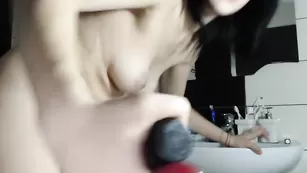 Симпатичная краля Desireduffy жестко долбит себя в жопу