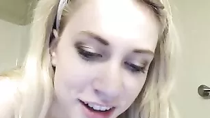 Аппетитная малышка DaisyFairy ласкает сиськи в ванной