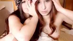 Строптивые суки Dulcemariaa лижут сосочки