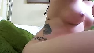 Пылкая курва Kinky_loveer нежно мастурбирует пизду
