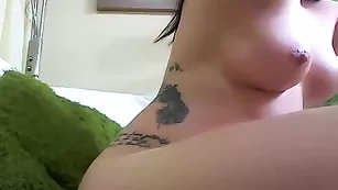 Пылкая курва Kinky_loveer нежно мастурбирует пизду