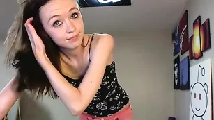 Худенькая потаскушка Anabelleleigh показывает маленькие сиськи