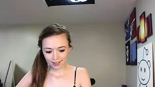 Худенькая потаскушка Anabelleleigh показывает маленькие сиськи