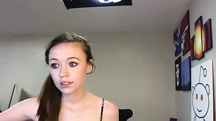 Худенькая потаскушка Anabelleleigh показывает маленькие сиськи