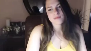 Похотливая барышня Yourfantasies1 обнажает большие сиськи