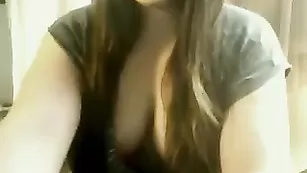 Роскошная сучка Ooh_sweet сует пальцы в киску