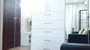 Обворожительная крошка Lovelyanne ласкает обвисшие груди