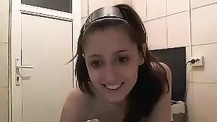 Сексуальная кобыла Aneshereforu показывает маленькие сиськи