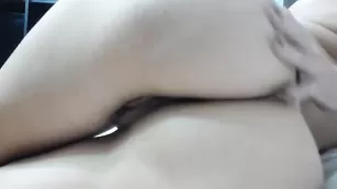 Знойная брюнеточка Franf ласкает бритые дырочки