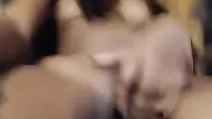 Темноволосая стерлядь Caribbeangoddess тискает пилотку