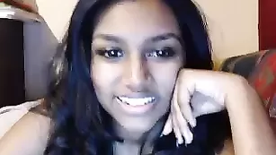 Темноволосая стерлядь Caribbeangoddess тискает пилотку