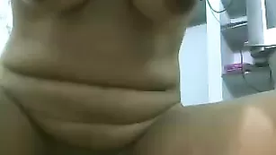 Молодая проказница Sexymohita1991 ласкает бритую киску