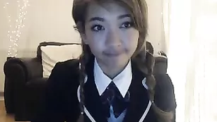 Юная школьница TheOneBebe нежно трахает пизду