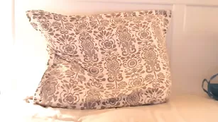 Строптивая цыпочка Carla_xxx смачно трахает пизду