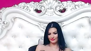 Пошлая брюнеточка RussianAlissa нежно мастурбирует свои дырочки