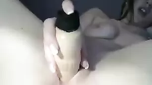 Сексуальная малышка Candyboom трахает киску самотыком