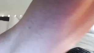 Шальная барышня Yoga_bare раздевается и теребит киску