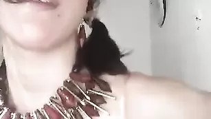 Замечательная шалава Slutbabymx страстно теребит пизду