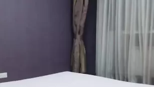 Симпатичная малышка Yevheniia общается в эротичной позе