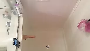 Милая дама KCsweetness шалит в ванне