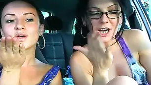 Восхитительные телки Kinky_loveer шалят в машине