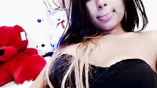 Пышногрудая красотка Shaadia трахается с куклой