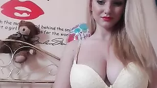 Шикарная блондиночка LeDernierAnge ласкает бритую пизду