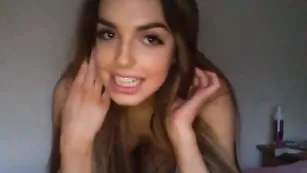 Красотка в чулках Chloe_salpa соблазняет сочной попкой