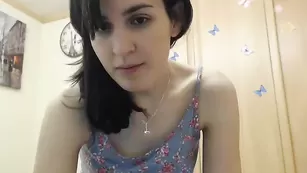 Знойная леди Cleolane ласкает бритую пизду