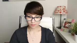 Очкастая леди Hailee19 болтает во фри чате