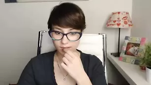 Очкастая леди Hailee19 болтает во фри чате