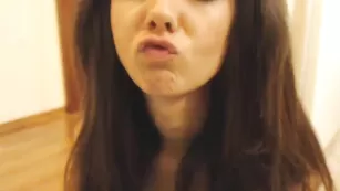 Захватывающая сука Caylin трахает себя страпоном