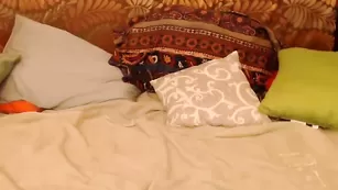 Экстравагантная шатенка Dyanne18 укрощает себя страпоном