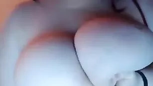 Пылкая чертовка Sweetcarollinne мнет молочные железы